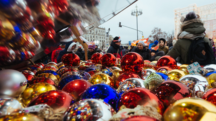 Женщинам - любви, мужчинам - денег: Что желают в Новый год в России, показал опрос