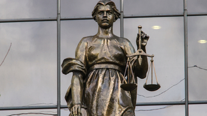 Охранницу брянской гимназии, где девочка расстреляла одноклассников, отпустили под домашний арест