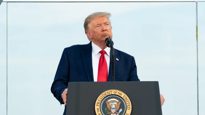 В интернете завирусилось видео с похожей на Трампа русской пенсионеркой