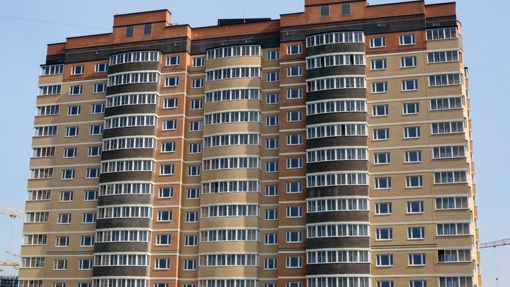 В Новосибирске мужчина упал с 14 этажа и разбился насмерть