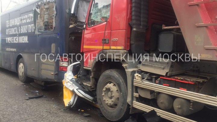 Водитель раздавившего в Москве такси грузовика попросил прощения у семей погибших