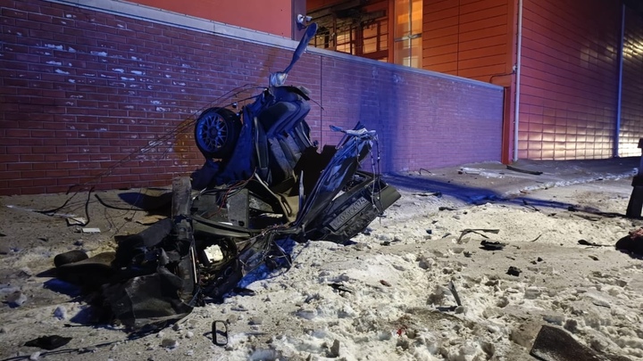 В Челябинске иномарка обмоталась вокруг столба
