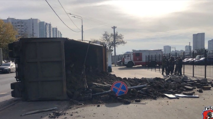 В Москве перевозивший асфальт грузовик снес столб и опрокинулся на дорогу