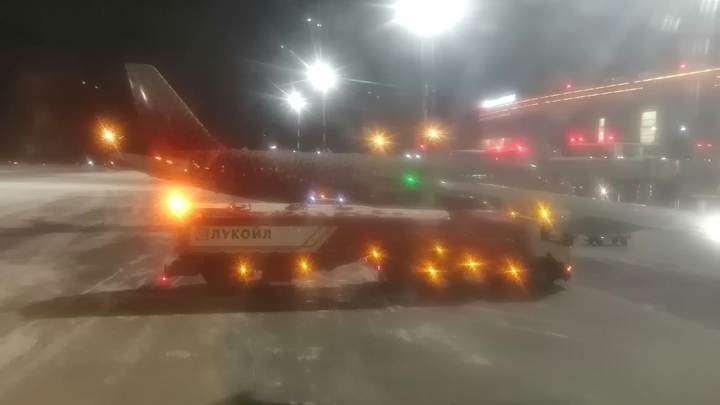 Полный самолёт детей: в Челябинске на четыре часа задержали вылет в Санкт-Петербург