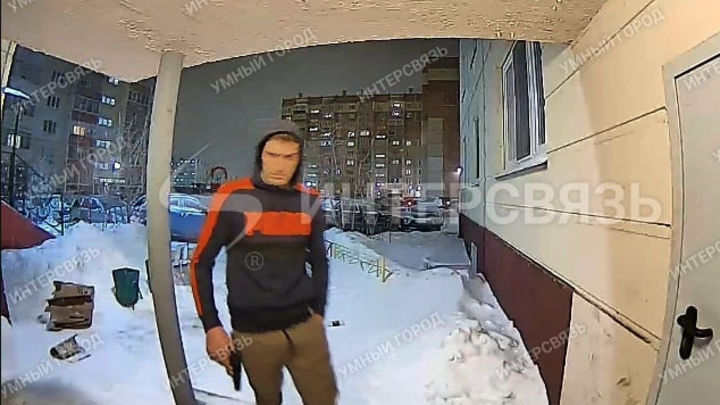 В Челябинске мужчина с пистолетом вышел во двор и открыл стрельбу