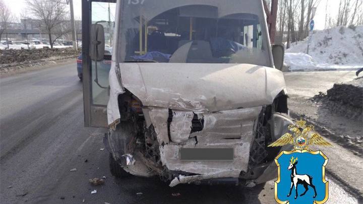 В Тольятти внедорожник протаранил автобус с людьми. Трое пострадали