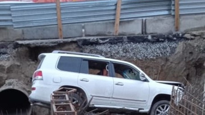 Внедорожник въехал в раскопанную теплотрассу в Новосибирске