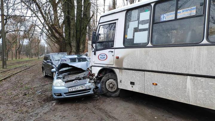В Новочеркасске автобус с пассажирами отбросило на легковушку