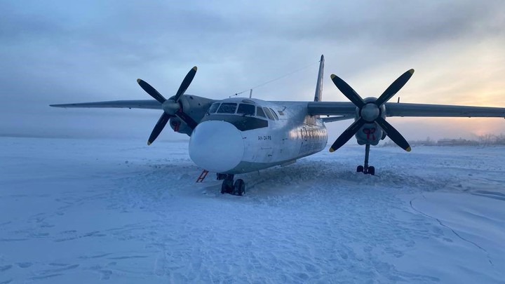 Авиаинцидент: Ан-24 с 30 пассажирами сел на замерзшую реку в Якутии