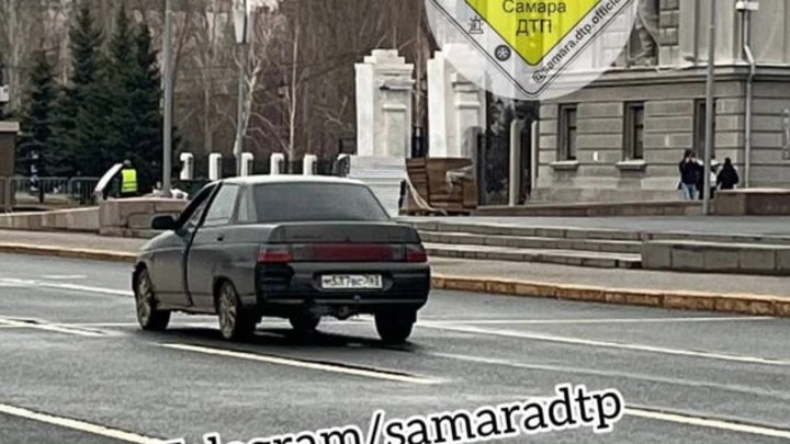 В Самаре задержали водителя ВАЗа, ездившего по площади Куйбышева