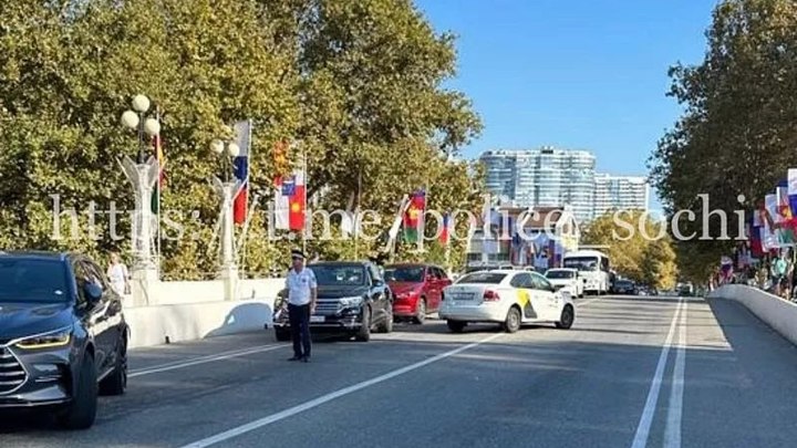 В Сочи столкнулись такси, маршрутка и кроссовер