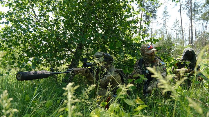 Своих не бросаем. Русский боец вынес с поля боя своего раненого командира