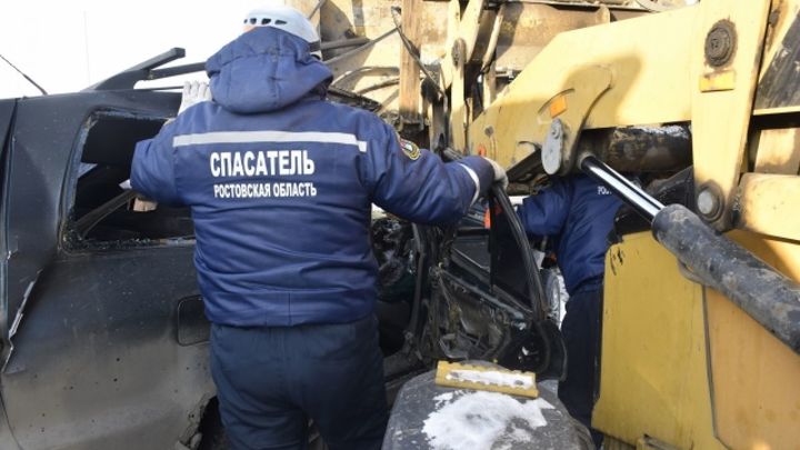 В Ростовской области ковшом трактора зажало пассажирку иномарки, попавшей в ДТП