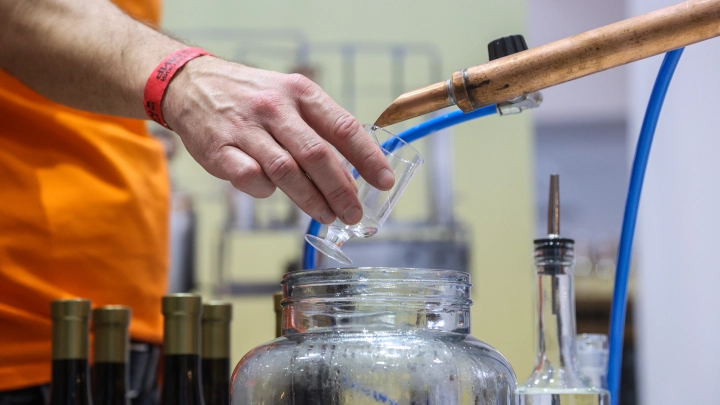 Это продолжалось десятилетиями. Стали известны новые подробности в деле о ядовитом самогоне в Ленобласти