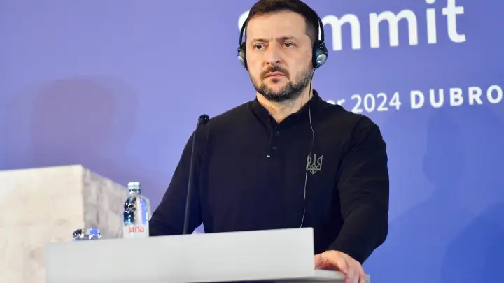 Зеленский считает, что обсуждать вопрос территорий с Россией может только он