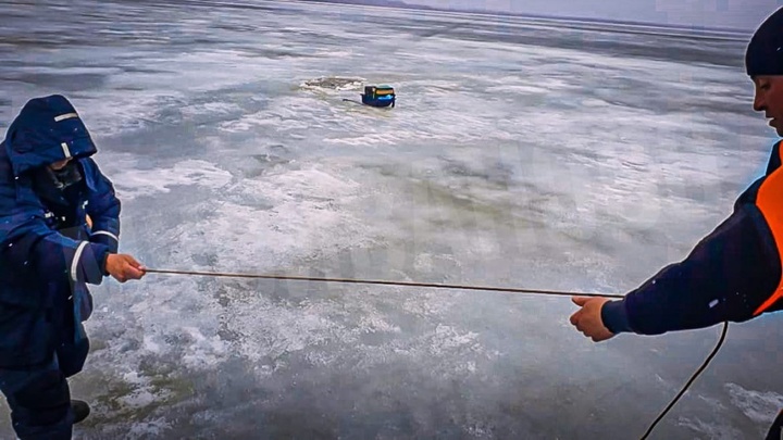 Юрьевецкие спасатели сняли со льда потерявшихся на Волге рыбаков