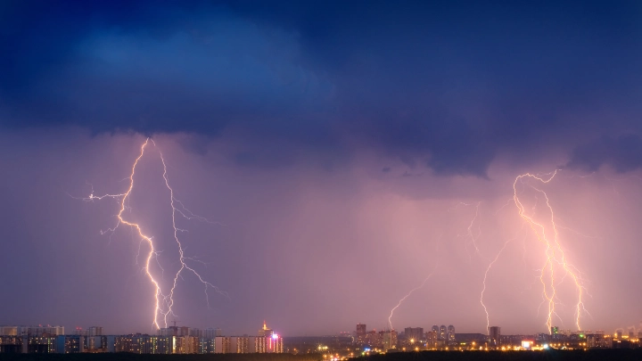 Первая майская гроза: в чём её опасность и как защититься в непогоду