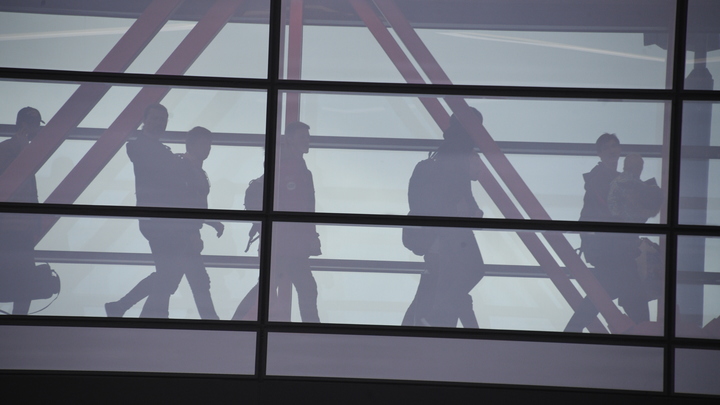 Авиакомпания без ведома пассажиров рейса Новосибирск-Сочи отдала их места транзитникам