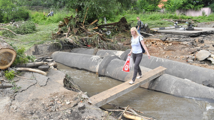 На Кубани ликвидируют последствия непогоды: дома и дороги были подтоплены