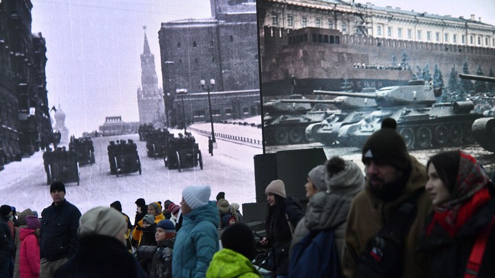 Нацистов одолели бы сами: Две трети опрошенных верят в победу СССР без союзников