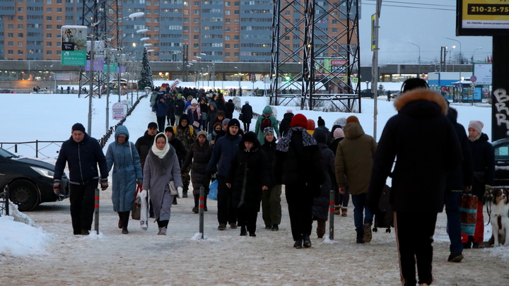 Зачем тратить время? Жители Мурино в первый же день сломали забор у закрытого метро Девяткино