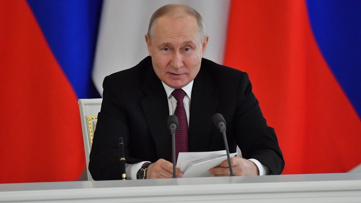 Владимир Путин наградил орденами и медалями 16 жителей Новосибирской области