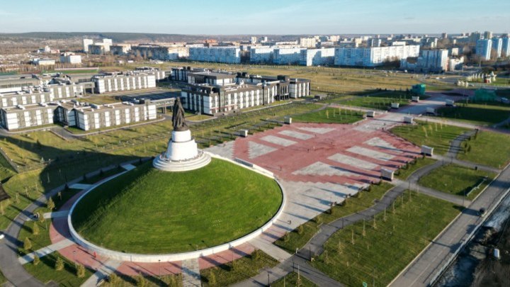 Сергей Цивилев провел экскурсию по Мемориалу Воину-освободителю
