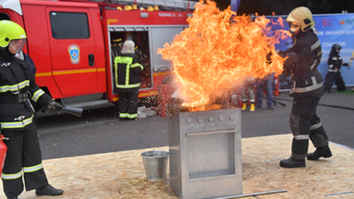 Крупный пожар в Новой Москве: Огонь может перекинуться на жилые дома