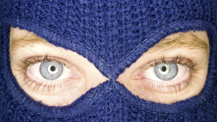 Прятала лицо: Странную девушку заметили в ЖК Алые паруса перед взрывом - покушением на Саркисяна