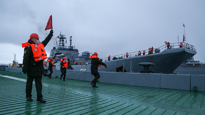 «Королев» и еще пять БДК вошли в Черное море