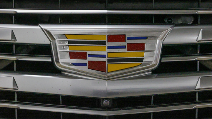 В Краснодаре пассажиры трамвая благодаря бабушке убрали с рельс припаркованный Cadillac