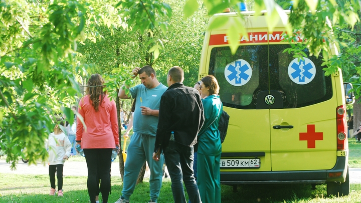 В Новосибирске автомобиль сбил первоклассника во дворе дома на Богдана Хмельницкого