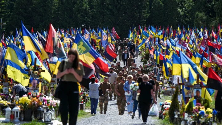 Гигантские военные кладбища на Украине сняли на видео с помощью дронов