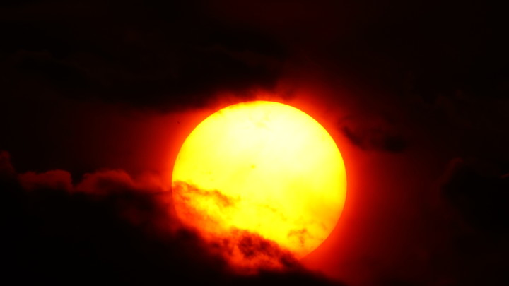 Магнитная буря 26 октября: мощный выброс плазмы пройдёт мимо, но не совсем