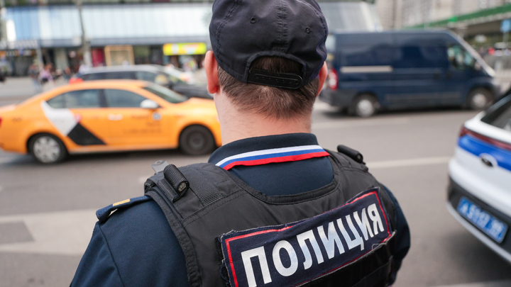 Полиция Краснодара ищет мужчину с расстегнутой ширинкой, пристававшего к девушке