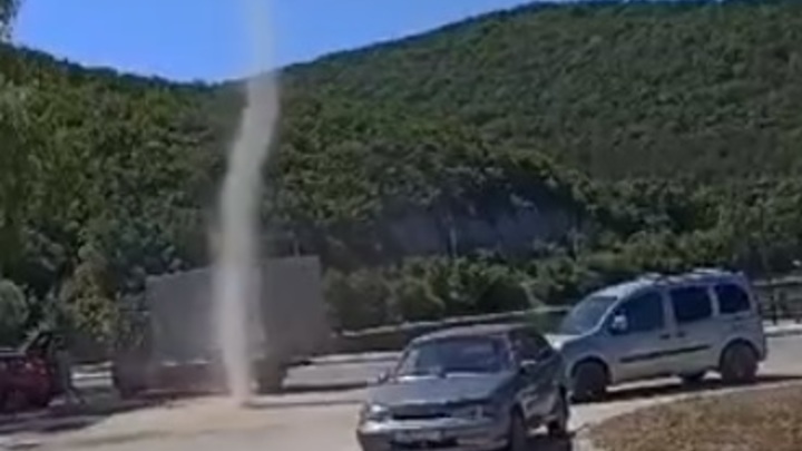 У озера Абрау на дорогу вышел смерч