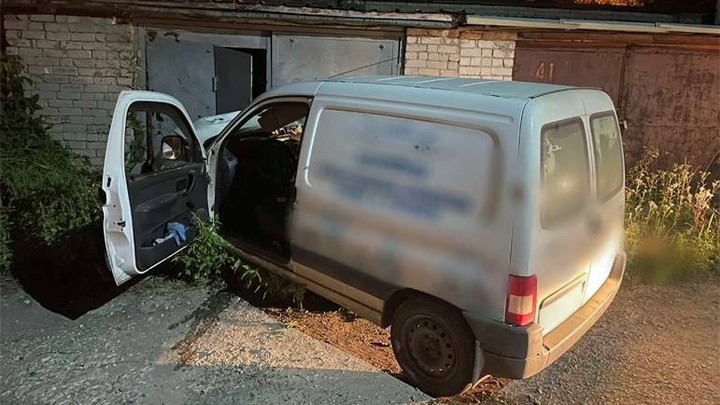 В Самаре пьяный юноша на иномарке врезался в гараж