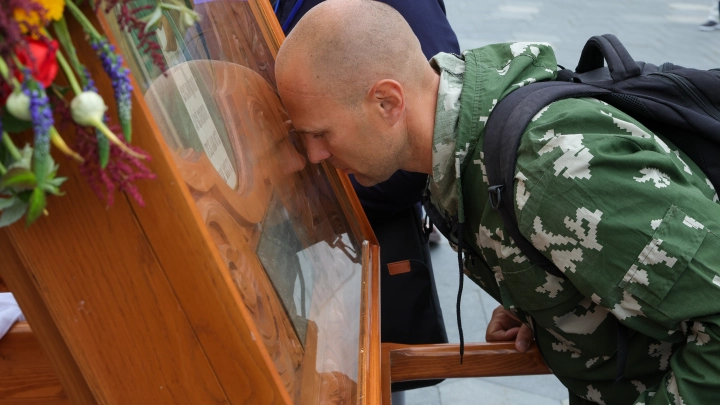 Православный священник рассказал, что икона начала мироточить в руках у участников СВО