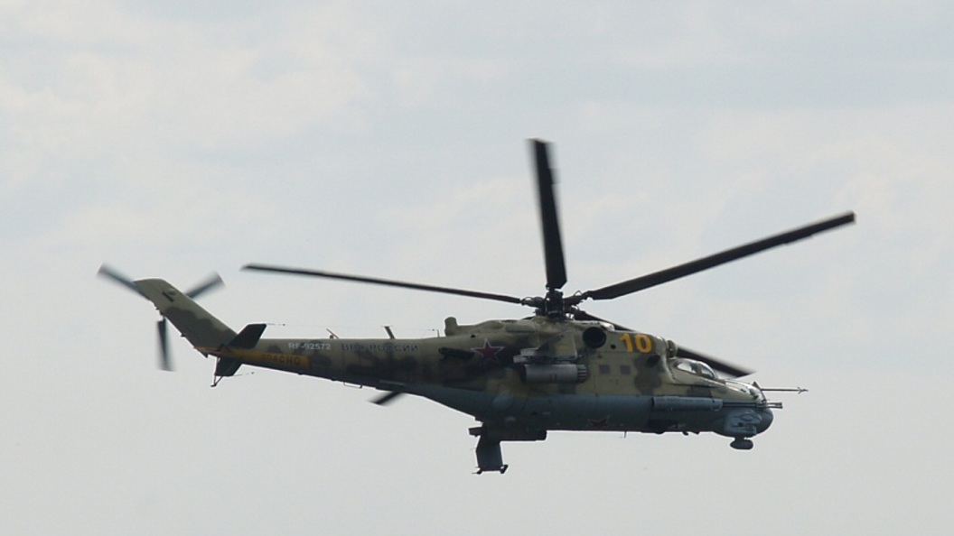 Сегодня в 7.30 украинский ми 8. Украинский ми 8. Ми8 вертолет лётчики украинские. Военный вертолет. Ми-8 вертолёт.