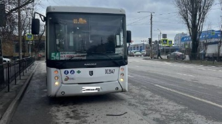 Пожилая ростовчанка попала в больницу после экстренного торможения автобуса