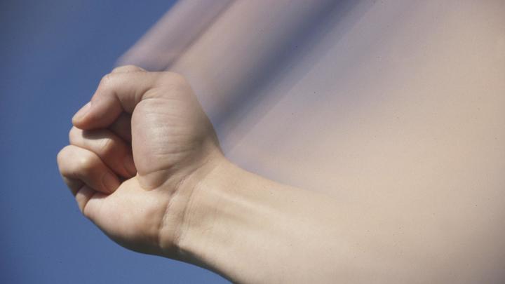 Грязные приёмы не помогли: Уличная драка бойцов ММА попала на видео