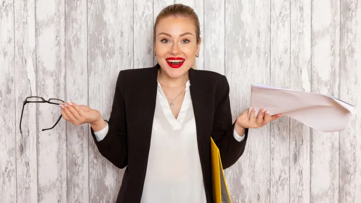 Уволят за танцы на столе? Эксперт развеял главный миф о новогодних корпоративах