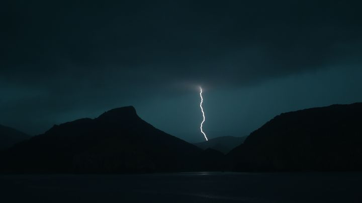 Знамение? Удар молнии уничтожил 160-летнюю церковь в США