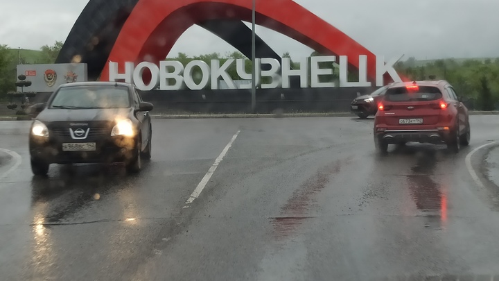 В Новокузнецке сильный ветер повредил стелу на въезде в город