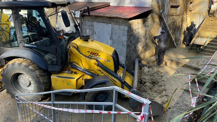 Прокуратура организовала проверку после схода оползня возле многоэтажки в Сочи