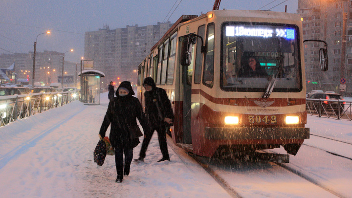 Екатеринбуржцы жалуются на воровок, промышляющих на остановках