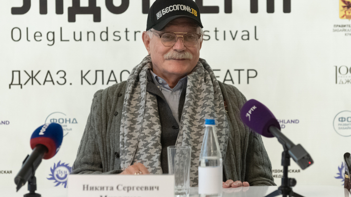 Никите Михалкову в Чите подарили мед и кедровые орешки