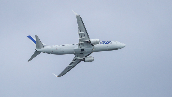 Самолёт совершил экстренную посадку из-за того, что пилот пролил чай