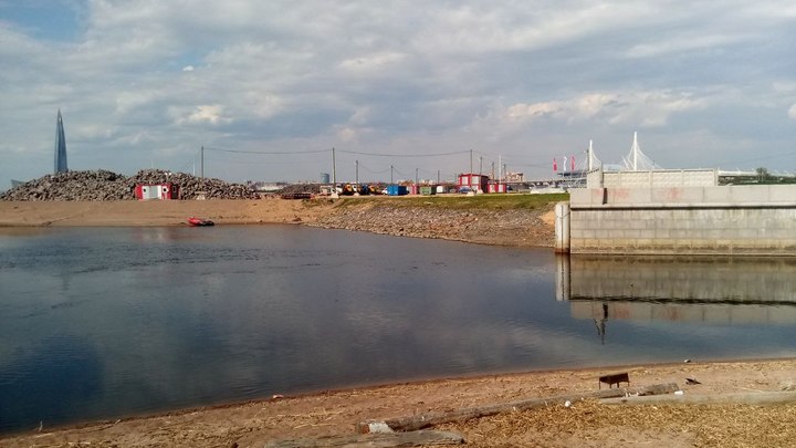 На северном намыве Васильевского острова сегодня тихо, там приостановили стройку