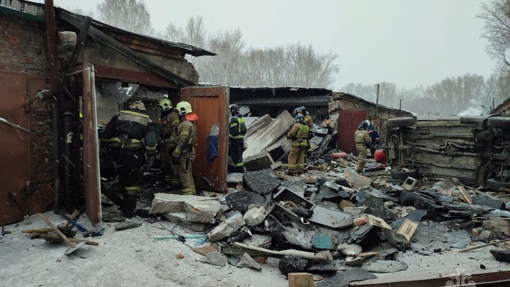 Опубликованы фото и видео с места взрыва на улице Мира в Новосибирске